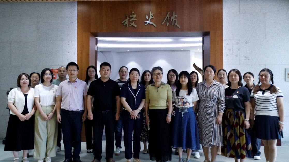 学校史承薪火 聚合力创佳绩——图书馆党支部与宣传部党支部联合开展主题党日活动